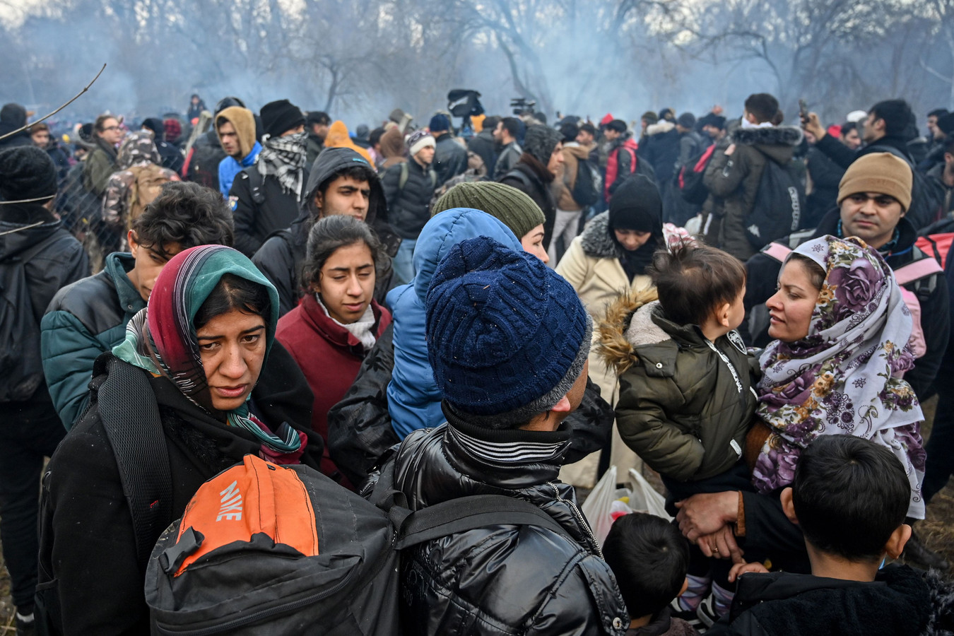 Мигранты празднуют в день траура