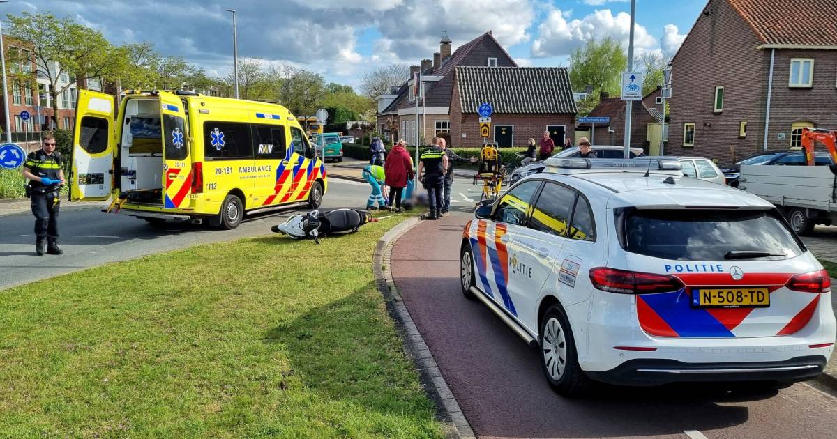 Man op scooter naar ziekenhuis na botsing met auto in Oisterwijk.