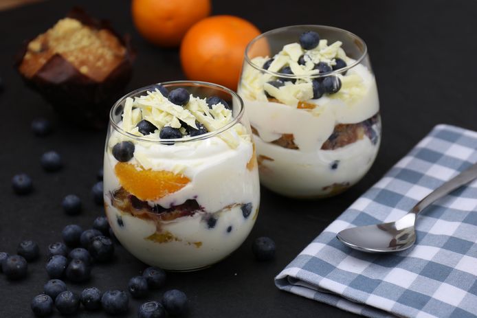 Trifle is een traditioneel Engels dessert gemaakt van cake, room en fruit.