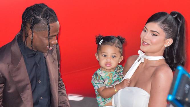 Travis Scott en Kylie Jenner onder vuur omdat ze hun dochtertje meebrachten naar Astroworld-concert 