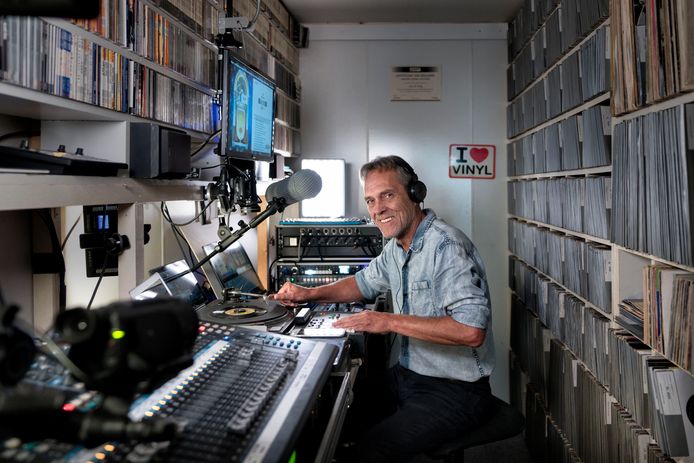 Jan de Jong draait echte vinylplaten voor online luisteraars.