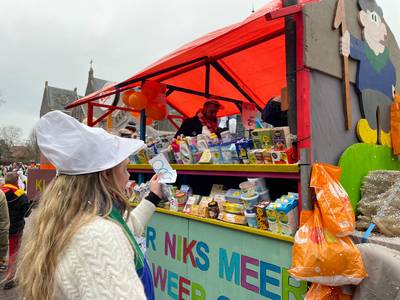 Optocht Kneutergat met knipoog naar sluiten dorpswinkel, tiny houses én het energieplafond