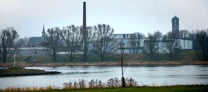 Het bedrijfscomplex ‘Jonker Fris’ aan de rand van de vesting Heusden, gezien vanaf Wijk en Aalburg.