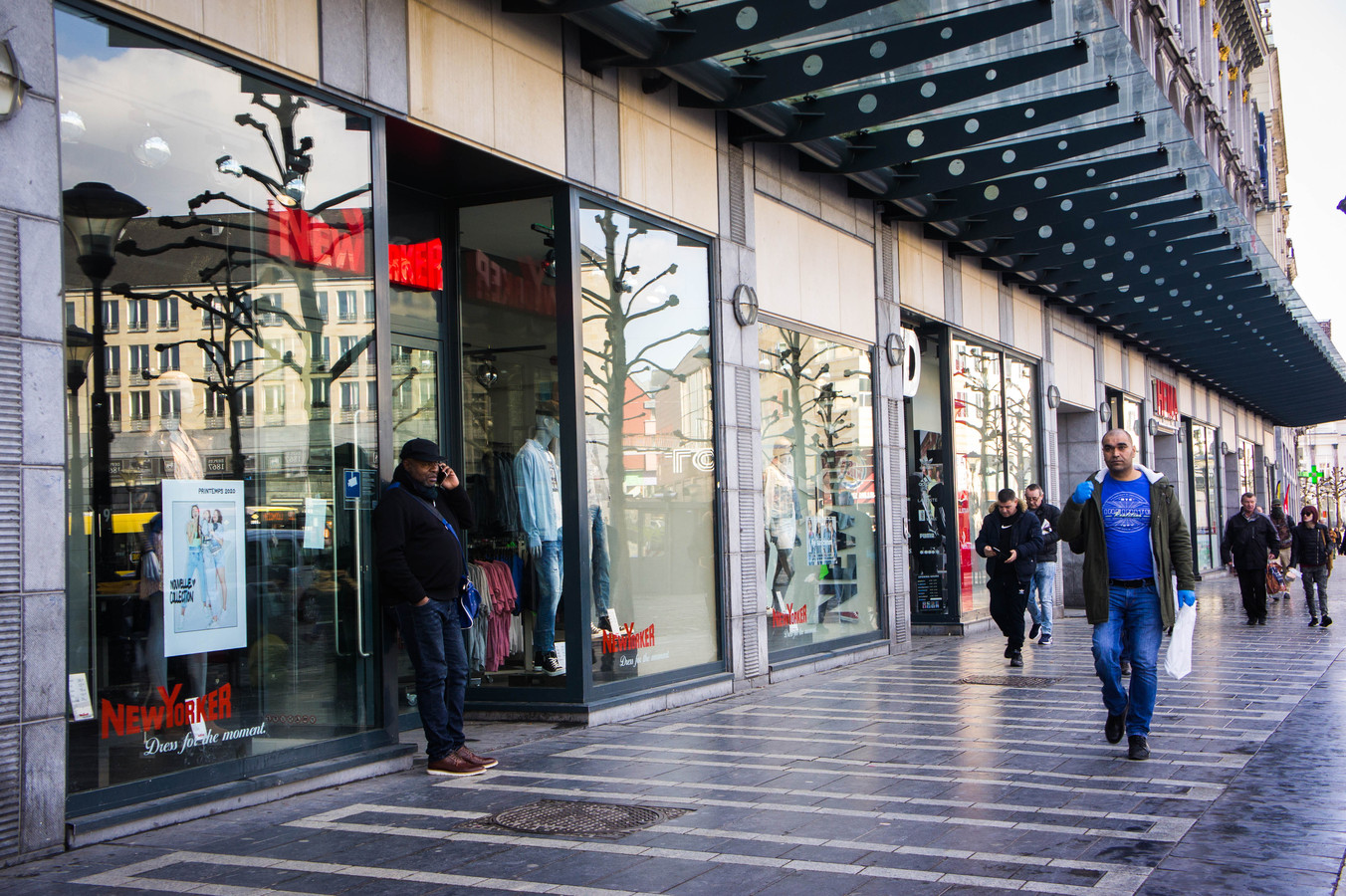 Les files étaient longues devant les rares commerces ouverts à Liège ce ...