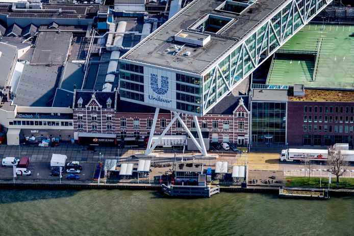 Luchtfoto van de vestiging van Unilever Nederland BV aan de Nassaukade in Rotterdam. De Britse regering gaat ervan uit dat Nederland de slag om Unilever wint.