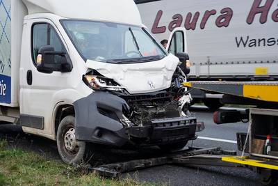 Twee gewonden door botsing tussen bakwagen en vrachtwagen op A58 bij Gilze