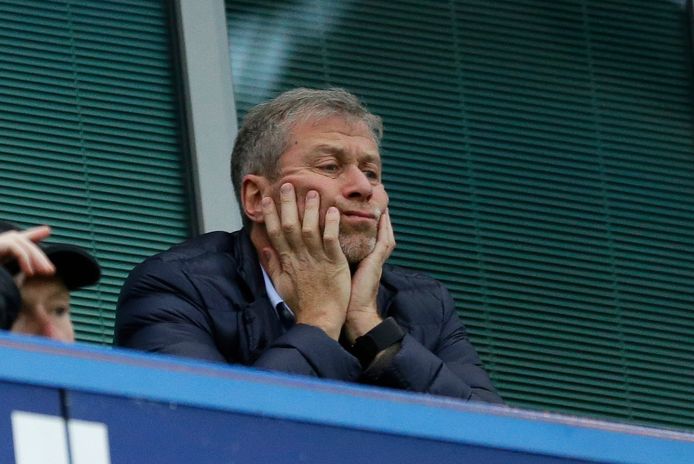 Roman Abramovitsj in zijn eigen box op de tribune van het Stamford Bridge Stadion van Chelsea.