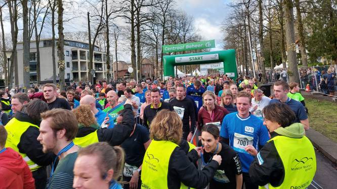 De laatste honderden meters van de Midwinter Marathon op de Apeldoornse Loolaan zijn ‘magisch’