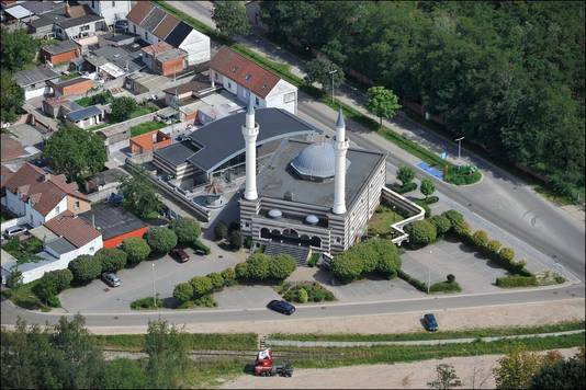 De Fatih-moskee in Beringen vanuit de lucht gezien.