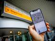 In de CoronaCheck-app op deze telefoon staat een qr-code die nodig is om naar het buitenland te kunnen reizen.