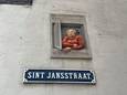 Sint Jansstraat beeldje aan de muur.
