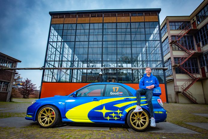 Lennart Goud met zijn Subaru Impreza.