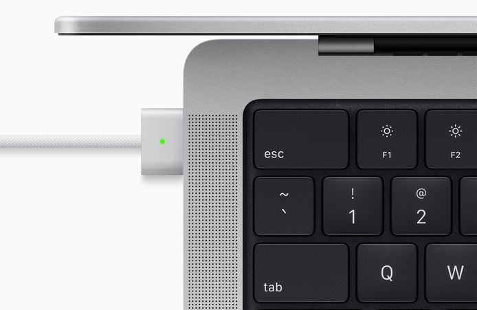 Opladen kan via de MagSafe- of een USB-C-poort.