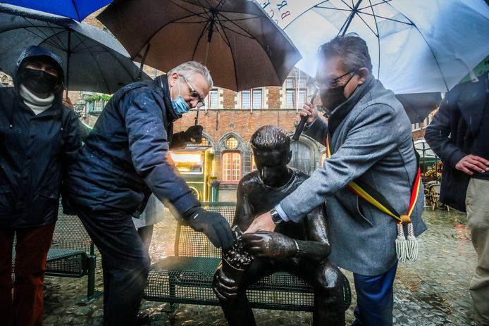 Prins Laurent onthult beeld van frietetende man op de Markt te Brugge