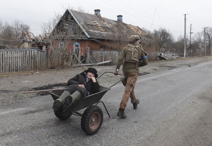 De 83-jarige Valentyn Vasylenko wordt geëvacueerd uit zijn beschadigde huis in het stadje Teteriv, in de buurt van Kiev. Vasylenko was de laatste overgebleven inwoner.