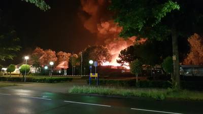 Grote brand uitgebroken bij techniekopleider in Ede: sluit ramen en deuren