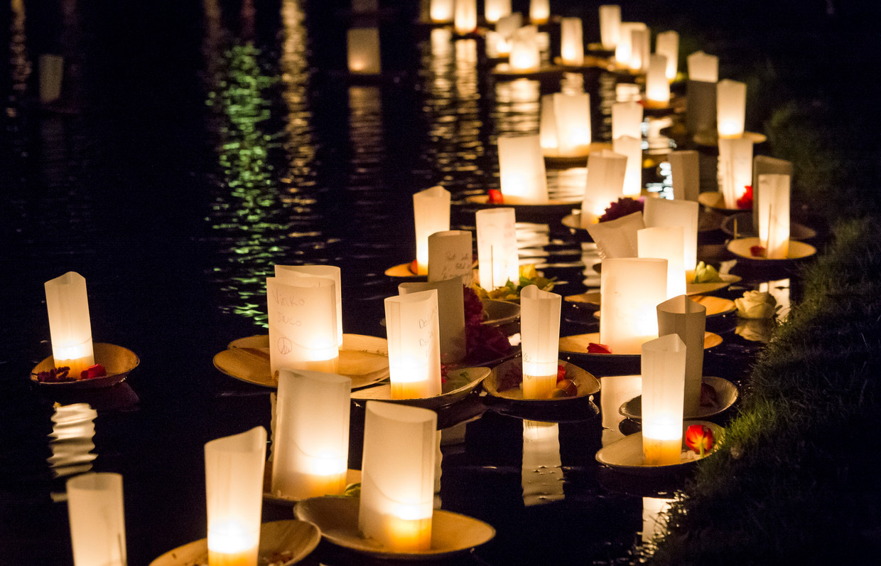 Drijvende lichtjes in de vijver in het Vondelpark, ter nagedachtenis aan verloren dierbaren tijdens Allerzielen.