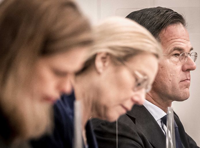 (VLNR) Carola Schouten, minister voor Armoedebeleid, Participatie en Pensioenen, Sigrid Kaag, minister van Financiën, en premier Mark Rutte tijdens een debat in de Eerste Kamer naar aanleiding van de regeringsverklaring.