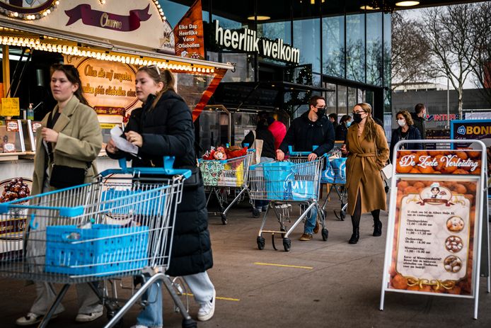 Drukte bij de supermarkt met mensen die nog last-minute boodschappen wilden doen voor Kerstmis.