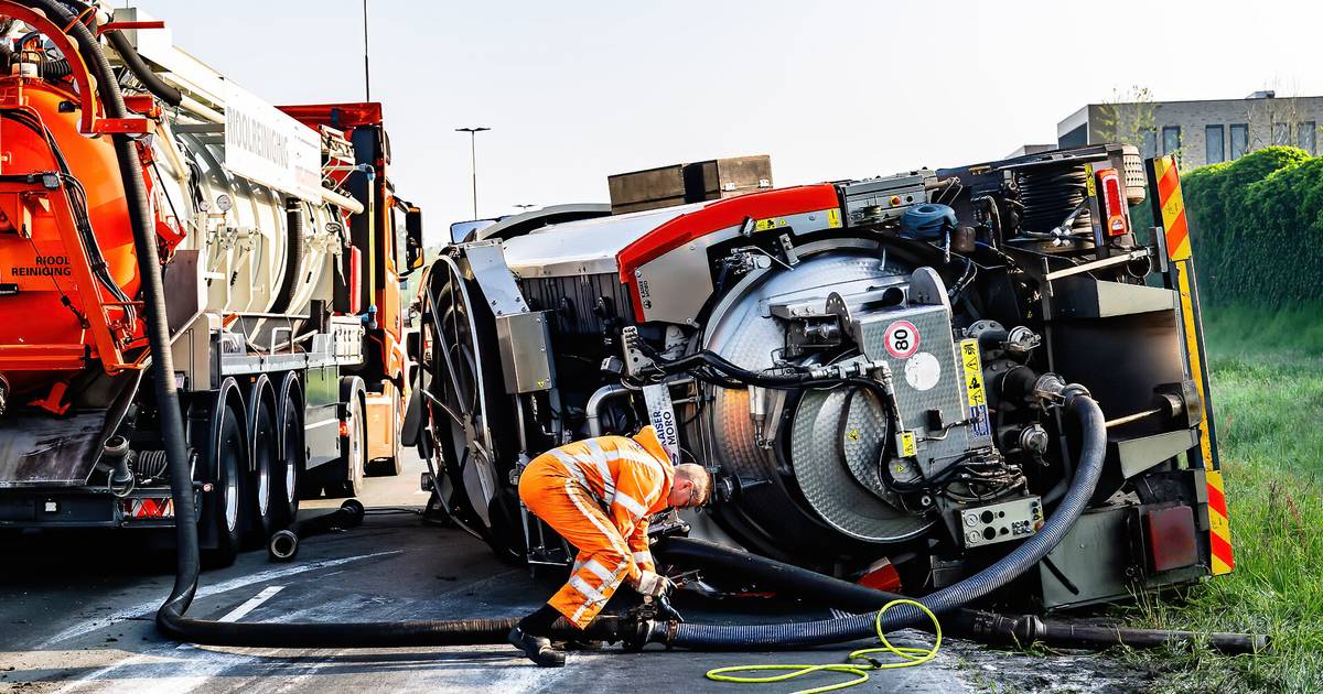Gekantelde vrachtwagen in Tilburg geladen met 9000 liter water, moet eerst worden leeggepompt.