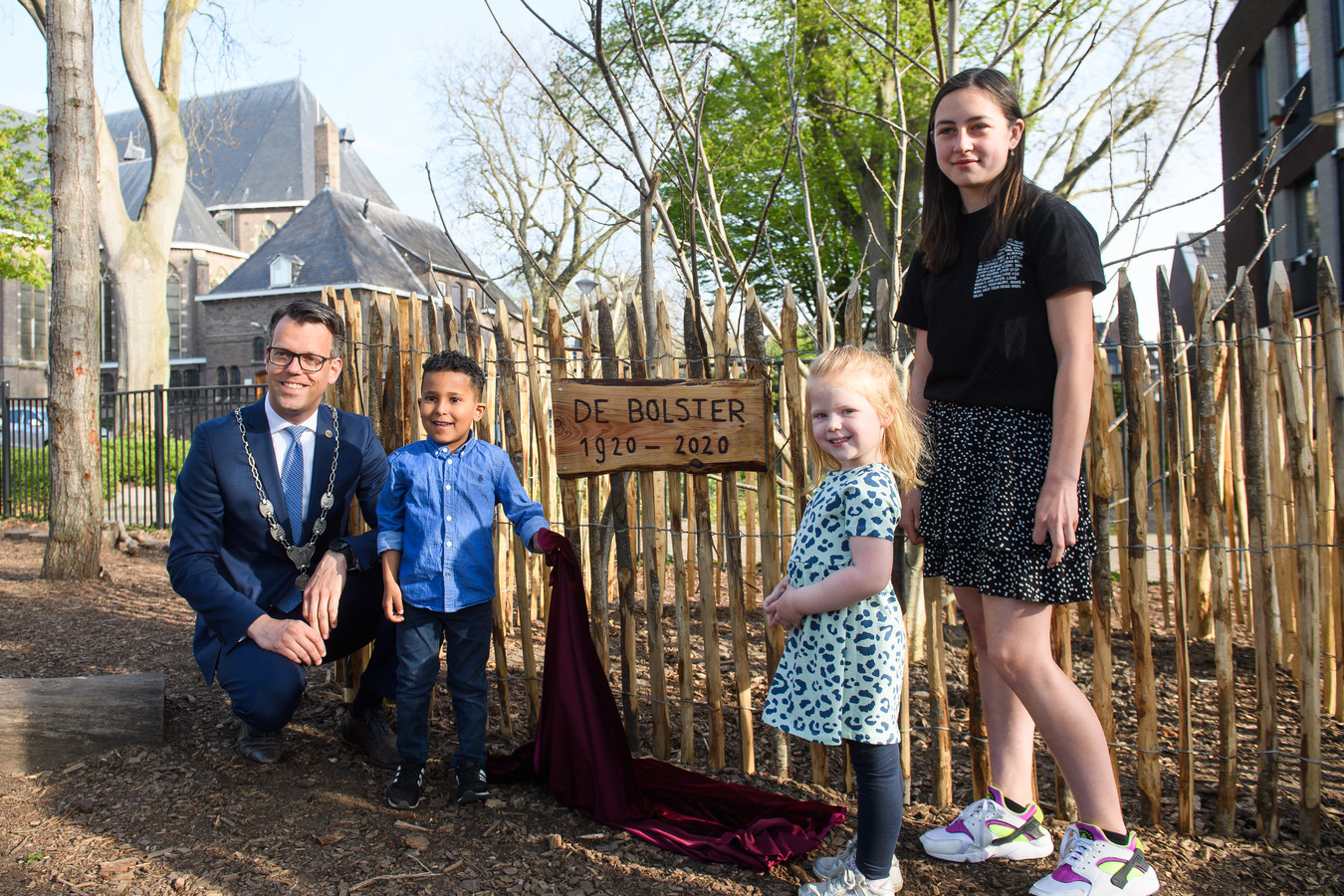 Smullen van cupcaketaart bij opening jubileumjaar basisschool De