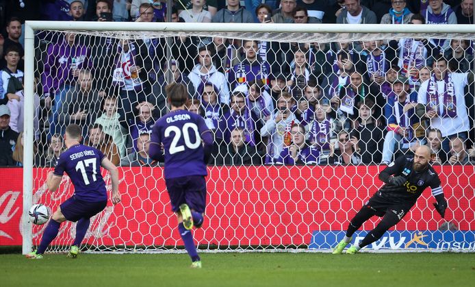 Comme la semaine dernière, Sergio Gomez n'a pas tremblé au moment de botter le penalty accordé à Anderlecht.