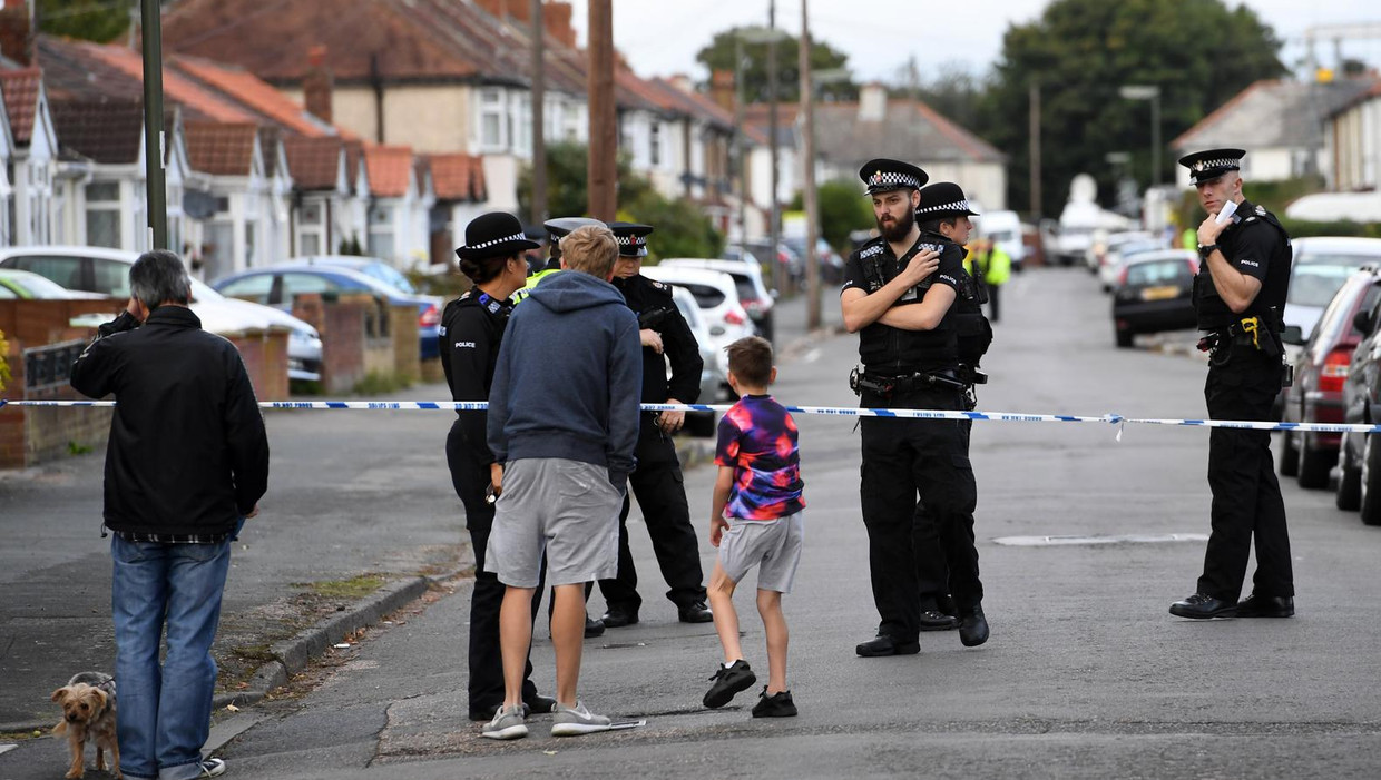 Politie doet onderzoek in een straat in Sunbury-on-Thames. Beeld epa