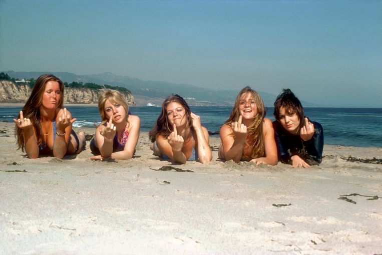 The Runaways in 1976, met vanaf links Lita Ford, Cherie Currie, Jackie Fox, Sandy West en Joan Jett. Beeld Getty Images