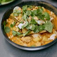 Massamancurry met bloemkool en frisse kruidensalade: de zachte rebel van de Thaise curry’s
