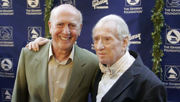 Mike Stoller en de gisteren overleden Jerry Leiber (rechts) in 2008. Beeld reuters