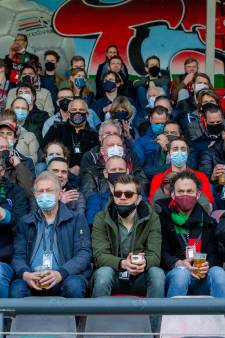 Er klinkt weer hi-ha-hondenlul vanaf de tribunes, eindelijk