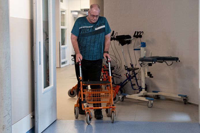 Jos Lambregts heeft de kliniek waar hij revalideerde verlaten, maar heeft het fysiek en mentaal nog altijd zeer zwaar na de aanslag op de truck waarin hij lag te slapen ruim een jaar geleden in Doesburg.