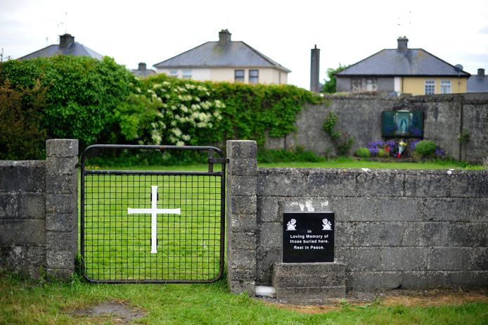 De ingang naar het massagraf bij het Mother and Baby huis in Galway, west-Ierland.