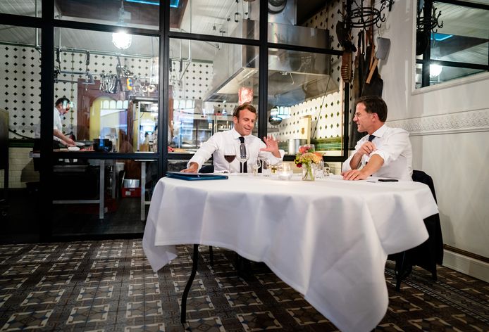 President Emmanuel Macron en premier Mark Rutte bij het begin van het diner in restaurant Cru.