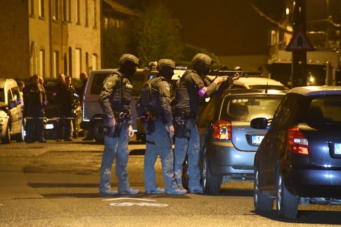 Het Tares-team van de politiezone Vlas in actie tijdens een interventie van enkele maanden geleden, in Roeselare.