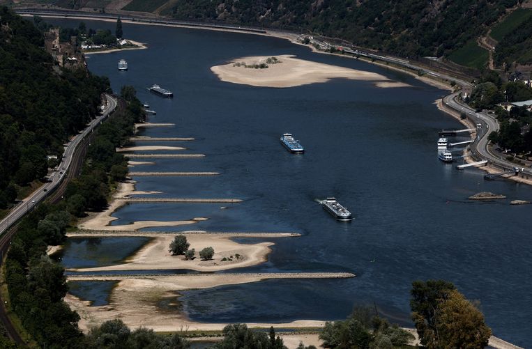 Ook aan de oevers van de Rijn in Duitsland is de droogte goed zichtbaar. Beeld Wolfgang Rattay / REUTERS