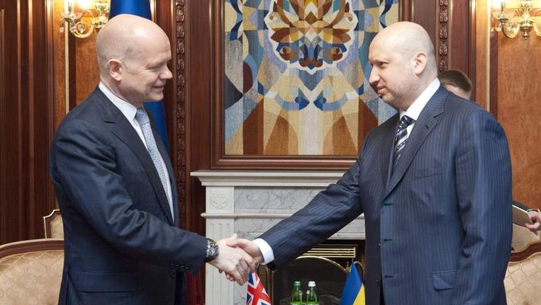 William Hague met de Oekraïense interim-president Aleksandr Toertsjinov. Beeld reuters