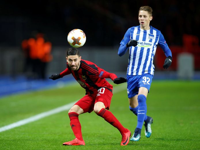 Gabriel Somi (links) namens Östersunds in actie tegen Hertha BSC, rechts Palko Dardai.