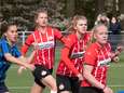 Voetbalsters Jong PSV koploper in beloftencompetitie, met dank aan sparren met jongens