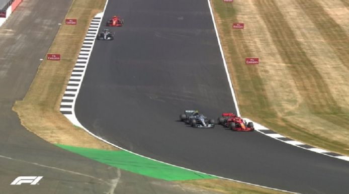 Het moment waarop Sebastian Vettel Valtteri Bottas voorbij snelde.