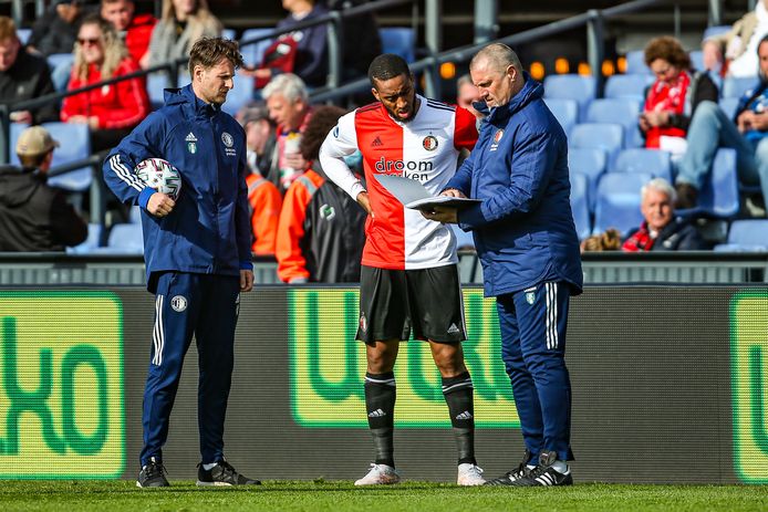 Feyenoord-middenvelder Leroy Fer na rust in gesprek met assistent John de Wolf.