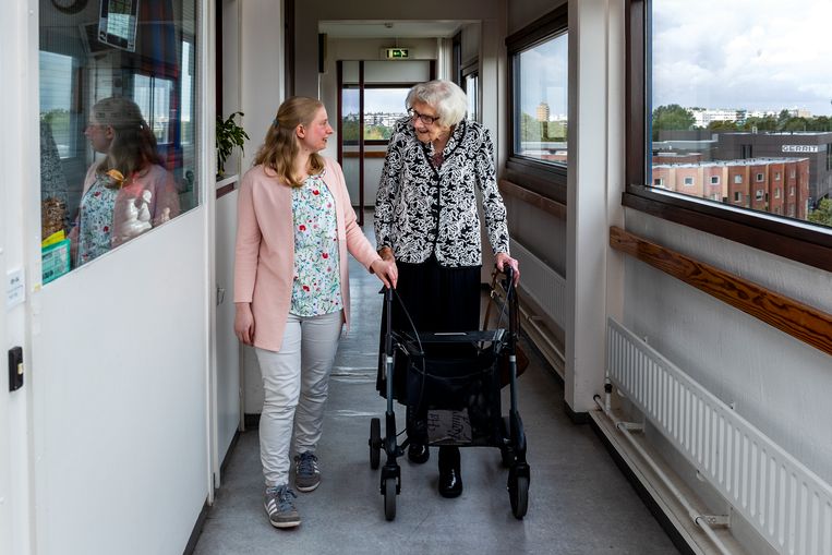 Maria Piël (100) en Marit de Jong (27), voormalig buren in Zorgcentrum Tuindorp-Oost (Careyn). Beeld Angeliek de Jonge