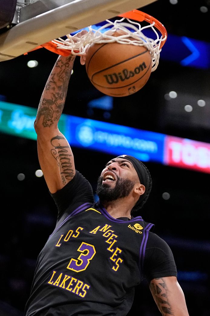 Anthony Davis with a dunk.