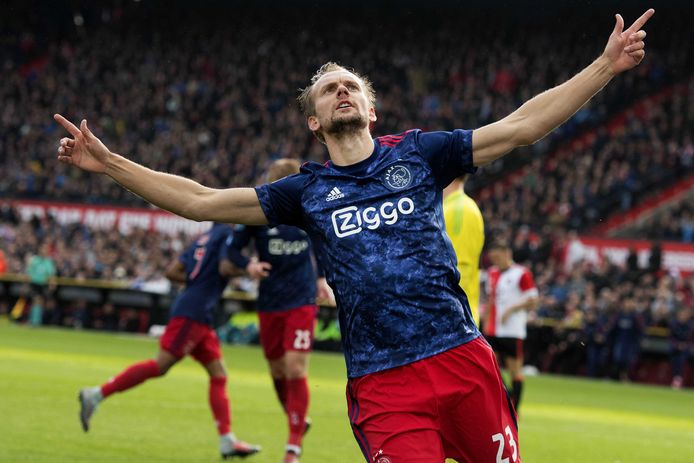 Siem de Jong van Ajax scoort de 3-1 in de Klassieker tegen Feyenoord.