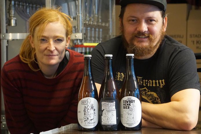 Brouwers Sandy en Ive bij de bieren. Herr Seele ontwierp de etiketten.