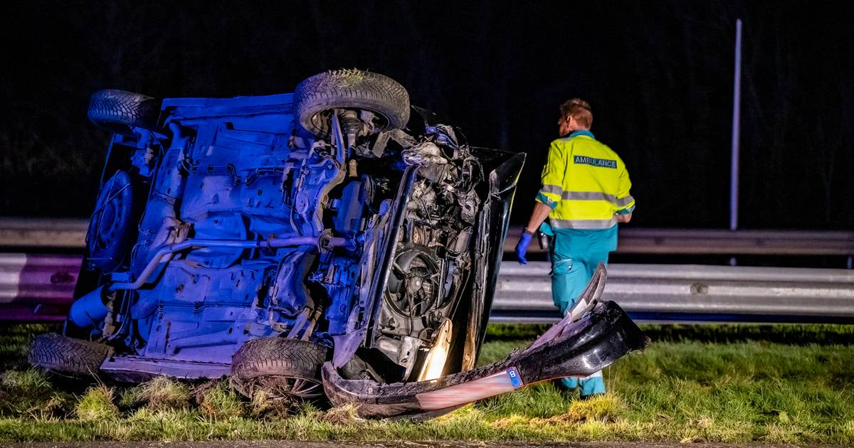 Inzittende raakt gewond bij botsing tussen twee wagens in Tilburg.