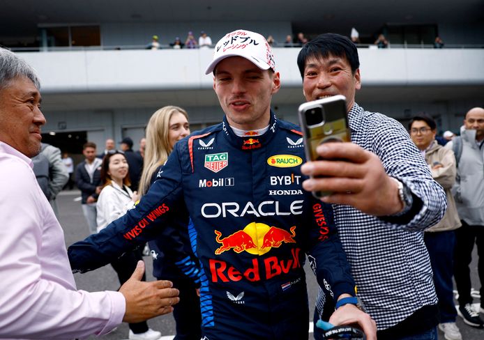 Een fan probeert een selfie te scoren met Max Verstappen.