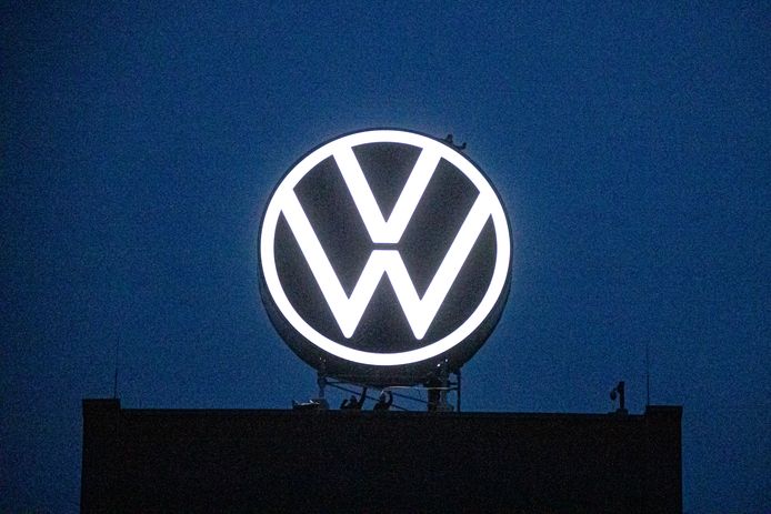 Het nieuwe logo aan het hoofdkantoor in Wolfsburg.