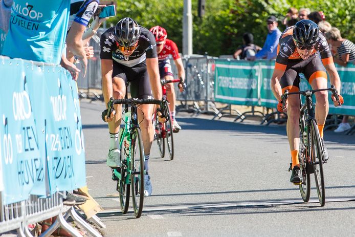 Jelmer Asjes (links vooraan) wint de tweede Omloop der Zevenheuvelen. Steven Willemsen (rechts) komt net tekort.