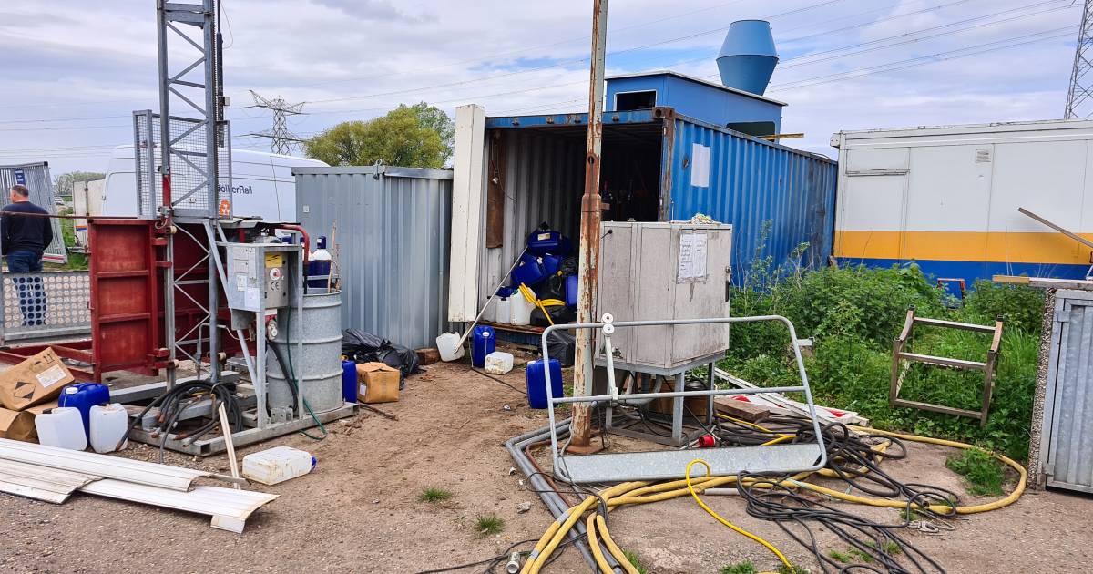 Politie vindt drugslab in container na inval op terrein scheepswerf .